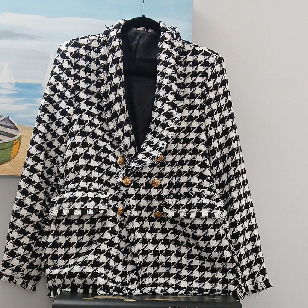 Chic Houndstooth Blazer with Gold Buttons